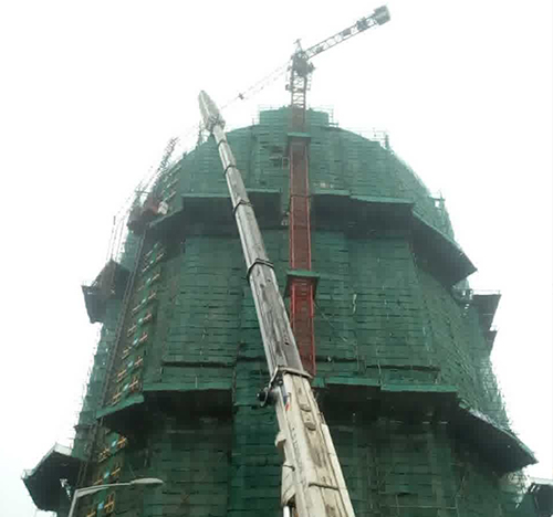 北京市吊车在工地上作业